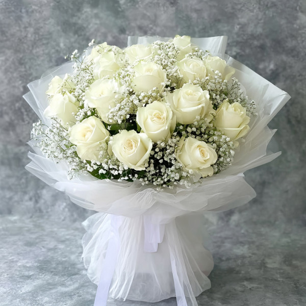 Eternal Innocence – A Moonlit Symphony of White Roses and Baby’s Breath